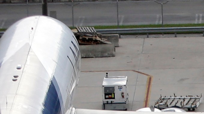 Después del aterrizaje del avión, un controlador de tierra del aeropuerto dio la bienvenida al vuelo y preguntó por el estado de salud del bebé.