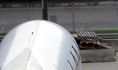 Después del aterrizaje del avión, un controlador de tierra del aeropuerto dio la bienvenida al vuelo y preguntó por el estado de salud del bebé.