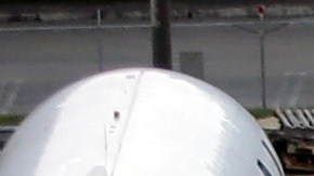 Después del aterrizaje del avión, un controlador de tierra del aeropuerto dio la bienvenida al vuelo y preguntó por el estado de salud del bebé.