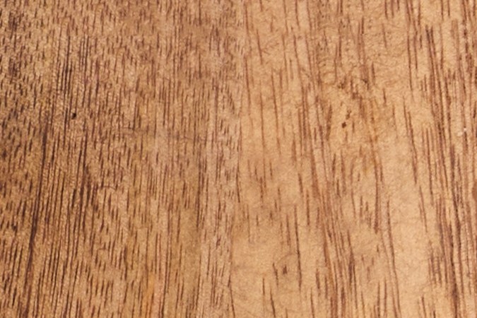 Un plato de madera con el número ocho y 16 emulados los numeros de un reloj y un tenerod y una cuchara como si fueran manecillas, con ensalada. todo sobre fondo de madera