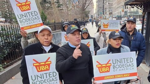 Bodegueros de NYC temen que tiendas comunales promovidas por el alcalde Mamdani afecten sus negocios.