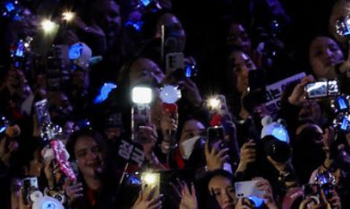 El grupo surcoreano reunió a miles de seguidores en Corea del Sur bajo la lluvia antes de iniciar su recorrido internacional