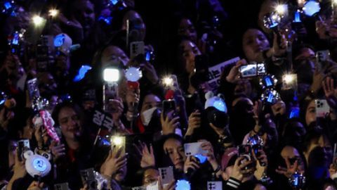 El grupo surcoreano reunió a miles de seguidores en Corea del Sur bajo la lluvia antes de iniciar su recorrido internacional