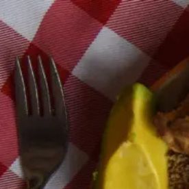 Bandeja paisa servida en un restaurante en Medellín, Antioquia.