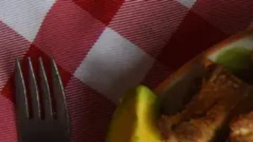 Bandeja paisa servida en un restaurante en Medellín, Antioquia.