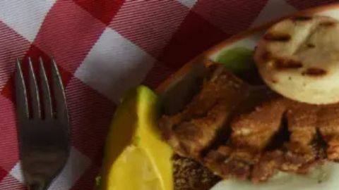 Bandeja paisa servida en un restaurante en Medellín, Antioquia.