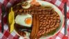 Bandeja paisa servida en un restaurante en Medellín, Antioquia.