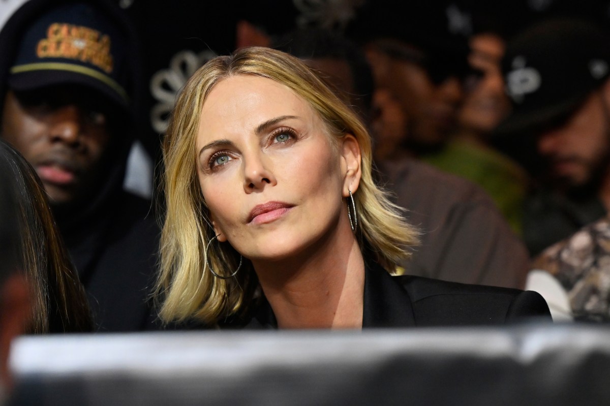Charlize Theron recordó cuando su madre mató a tiros a su padre para defenderla