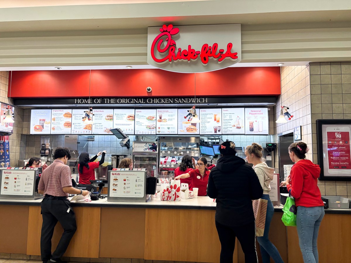 Trabajador de Chick-fil-A encuentra sobre con $10,000 y rechaza $500 de recompensa
