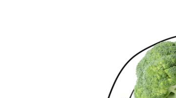 Silueta de un hígado con vegetales ricos en antioxidantes dentro sobre fondo blanco.