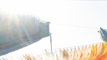 Los escenarios del desierto afinan luces y sonido para tres jornadas intensas