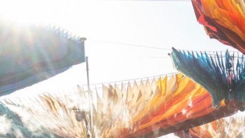 Los escenarios del desierto afinan luces y sonido para tres jornadas intensas