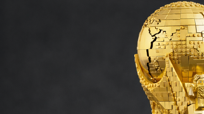Copa del Mundo LEGO 2026 con 2.842 piezas junto a figuras de jugadores de fútbol en base de exhibición