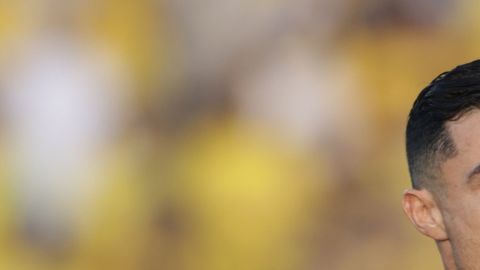 Cristiano Ronaldo del Al-Nassr celebra gol entre cánticos de Messi.