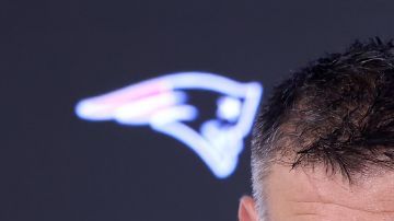 Sigue polémica de Mike Vrabel y Dianna Russini.