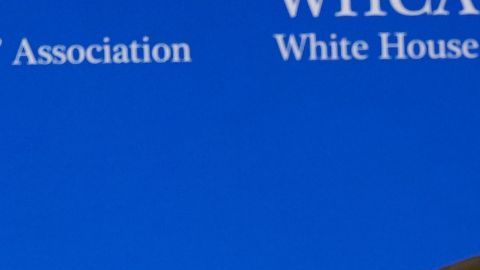 Dana White posa para los fotógrafos en la cena anual de la Asociación de Corresponsales de la Casa Blanca.