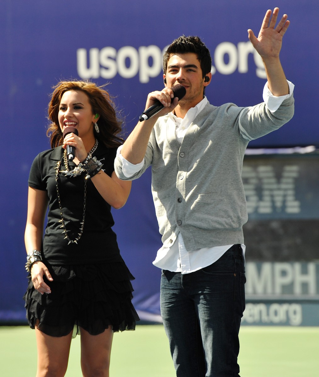 Joe Jonas y Demi Lovato reviven las canciones de “Camp Rock” juntos en el escenario