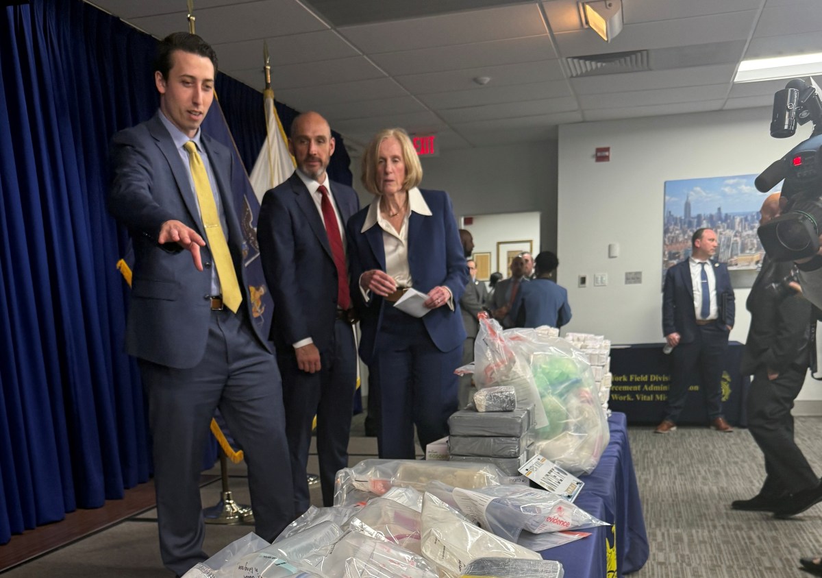 Desmantelan tres fabricas de fentanilo en NYC y decomisan droga por $7.5 millones: hay ocho detenidos