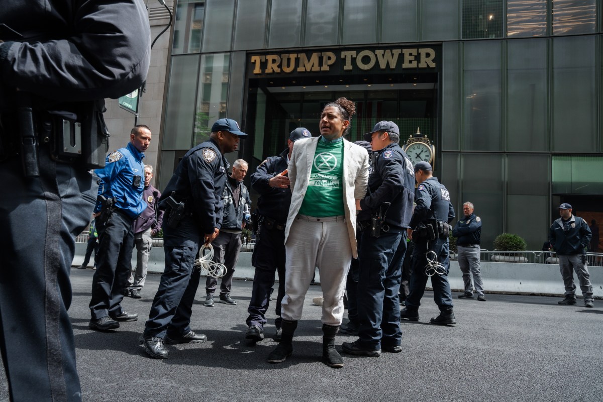 Día de la Tierra 2026: arrestos tras protesta ambiental frente a Trump Tower en Midtown