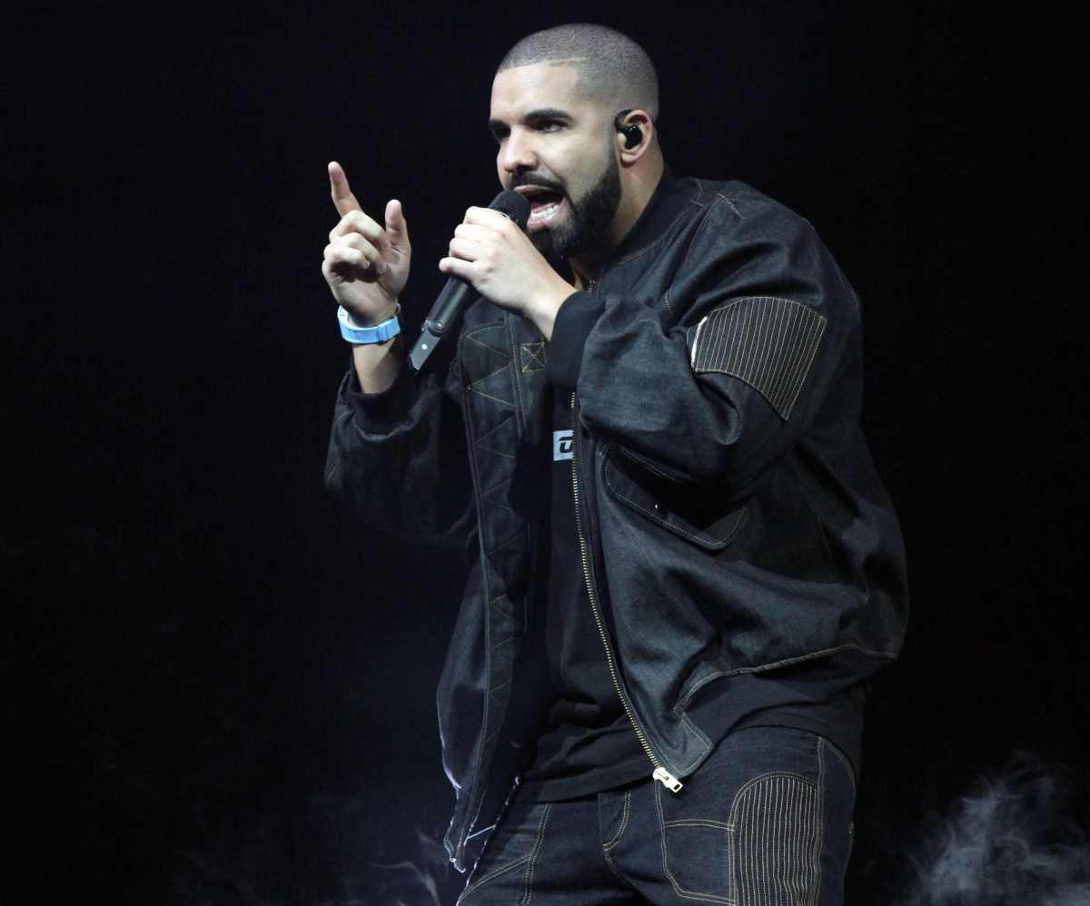 Bomberos derriten escultura de hielo que Drake instaló para promocionar su álbum