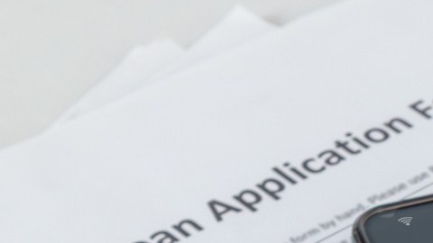 Durante décadas, la estructura para construir crédito en EE.UU. le ha costado a la comunidad hispana dinero real: rentas más altas, tasas más caras y oportunidades negadas.