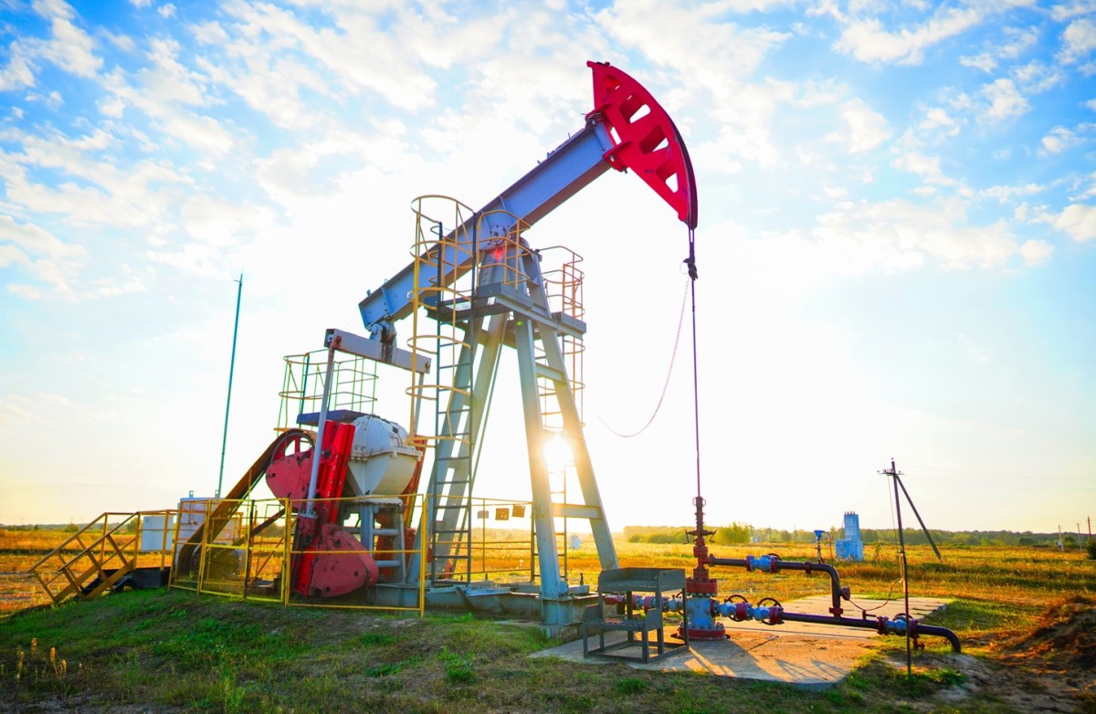 Más petróleo que nunca en EE.UU., pero sigues pagando cara la gasolina: lo que está pasando