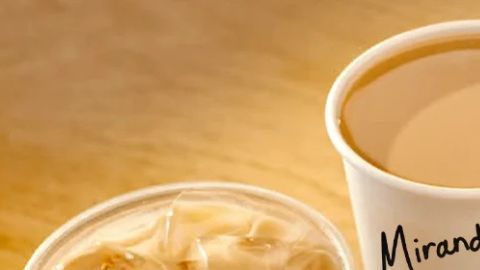 Cuatro vasos de Starbucks con los nombres de los cuatro personajes principales de la película "EL diablo viste de Prada", cada uno con una bebida personalizada.