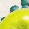 Imagen de pancreas sntenido por un doctor rodeado de juegos verdes y vegetales.