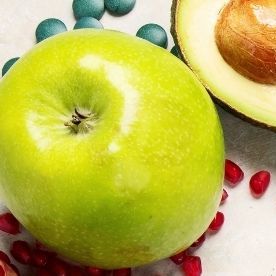 Imagen de pancreas sntenido por un doctor rodeado de juegos verdes y vegetales.