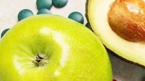 Imagen de pancreas sntenido por un doctor rodeado de juegos verdes y vegetales.
