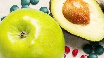 Imagen de pancreas sntenido por un doctor rodeado de juegos verdes y vegetales.
