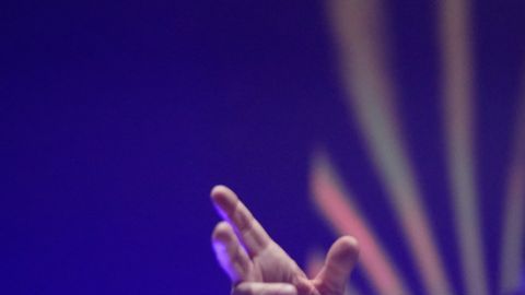 El cura portugués conecta con jóvenes a través de beats y mensajes religiosos