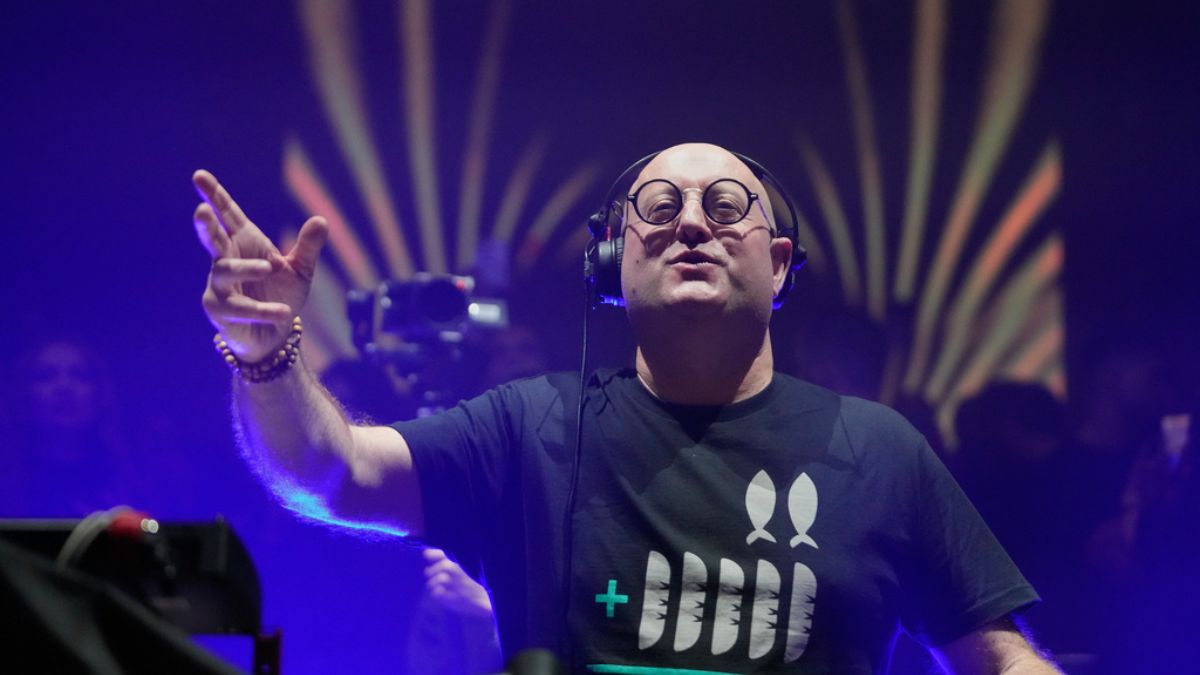 Sacerdote DJ sorprende con una versión de Bad Bunny en vivo