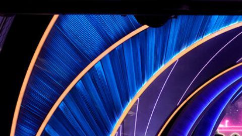 El equipo creativo incorporó gestos y expresiones diseñados junto a especialistas en ASL. "Encanto" fue una de las escogidas