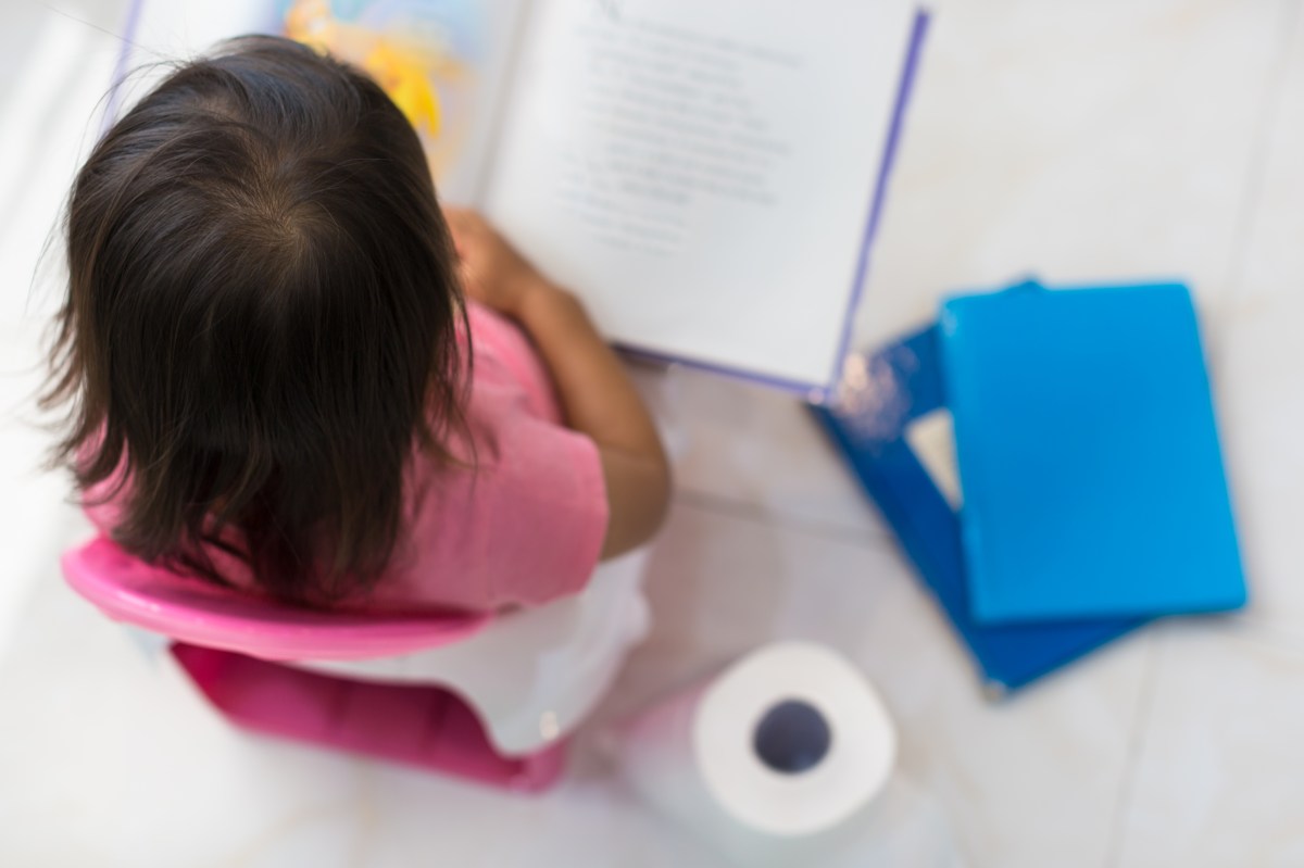 Escuelas de NYC enfrentan polémica por nueva regla de cambio de pañales en pre-K y guarderías