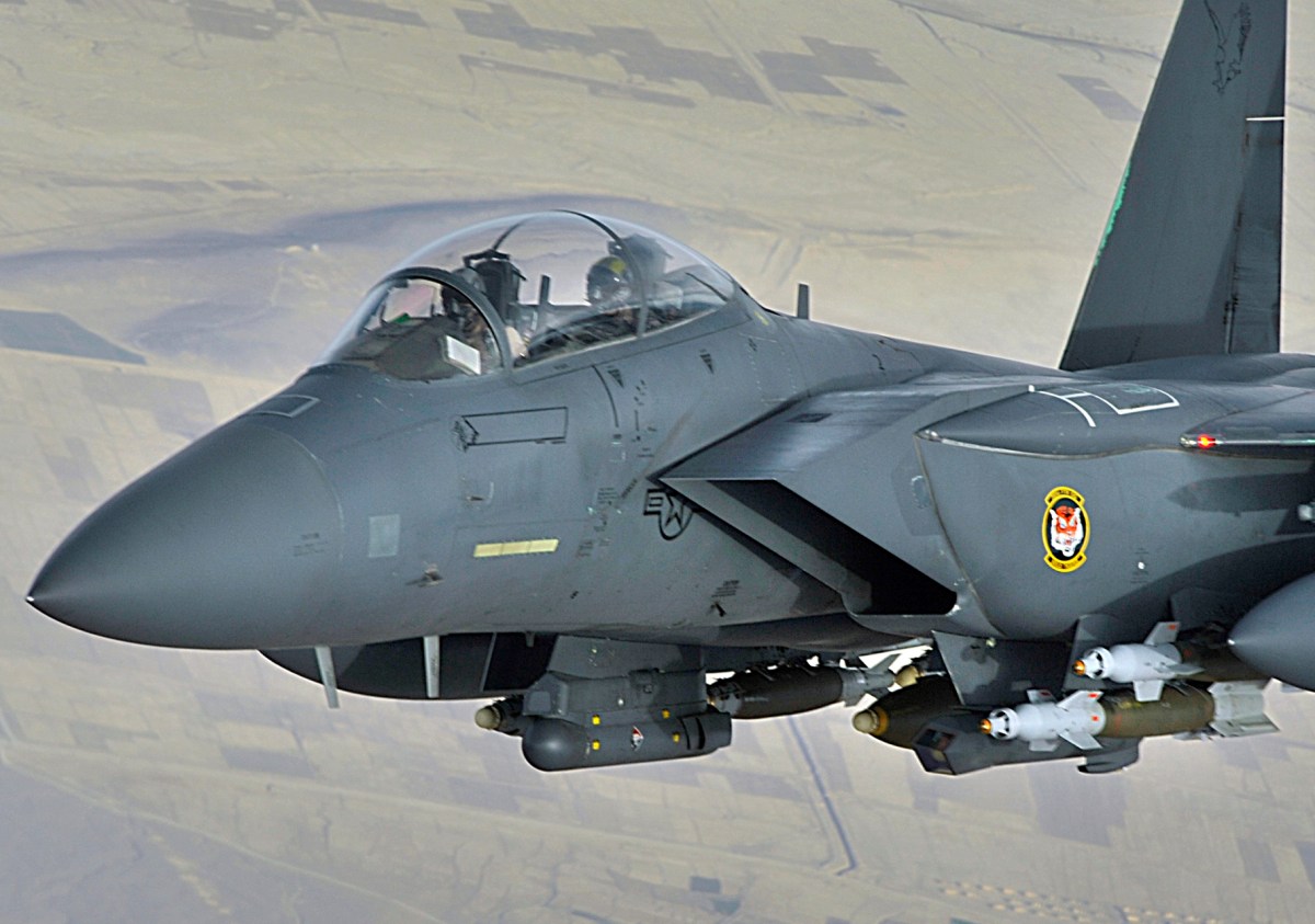 EE.UU. busca a piloto derribado en Irán mientras Teherán ofrece recompensa por su captura