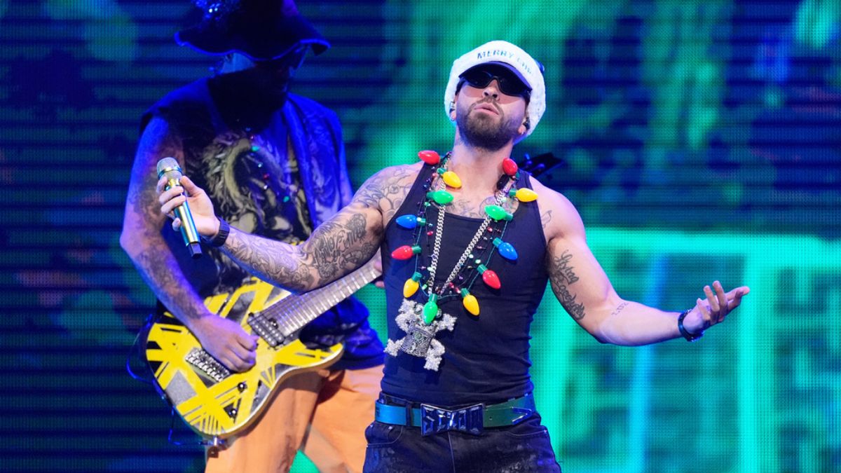 Feid llora en un concierto y fans dicen que fue por Karol G