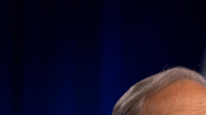 Greg Abbott advierte recorte a ciudades por limitar cooperación con ICE.