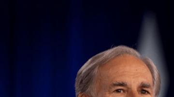Greg Abbott advierte recorte a ciudades por limitar cooperación con ICE.