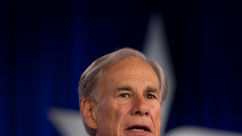 Greg Abbott advierte recorte a ciudades por limitar cooperación con ICE.