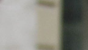 Oficiales de la Guardia di Finanza patrullan una calle comercial en Milán.