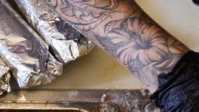 Imagen de una persona preparando burritos.