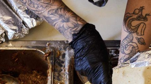 Imagen de una persona preparando burritos.