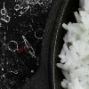 Frutas, verduras y vegetales sobre fondo negro con una imagen de un pancreas.