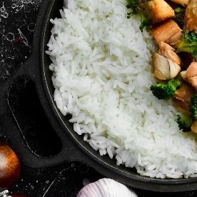 Frutas, verduras y vegetales sobre fondo negro con una imagen de un pancreas.