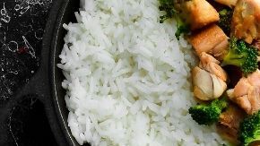 Frutas, verduras y vegetales sobre fondo negro con una imagen de un pancreas.