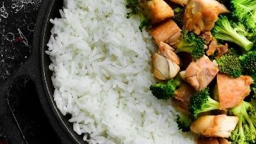 Frutas, verduras y vegetales sobre fondo negro con una imagen de un pancreas.