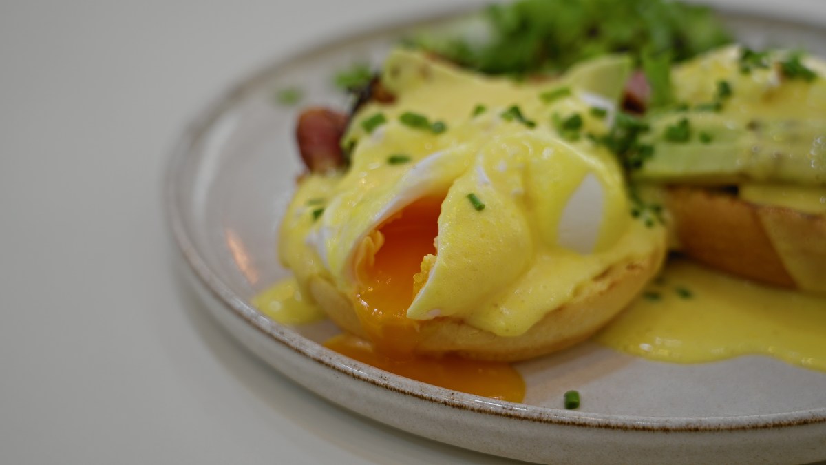 Cómo hacer huevos benedictinos como un chef: trucos y receta fácil