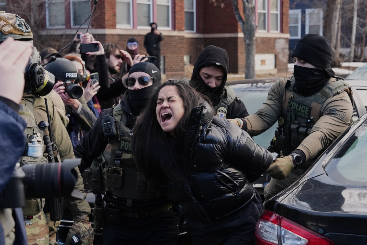 Reprueban la política migratoria de Trump tras represión del ICE en Minnesota, revela encuesta