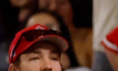 Jo Adell, de los Angelinos de Los Ángeles, atrapa un cuadrangular.